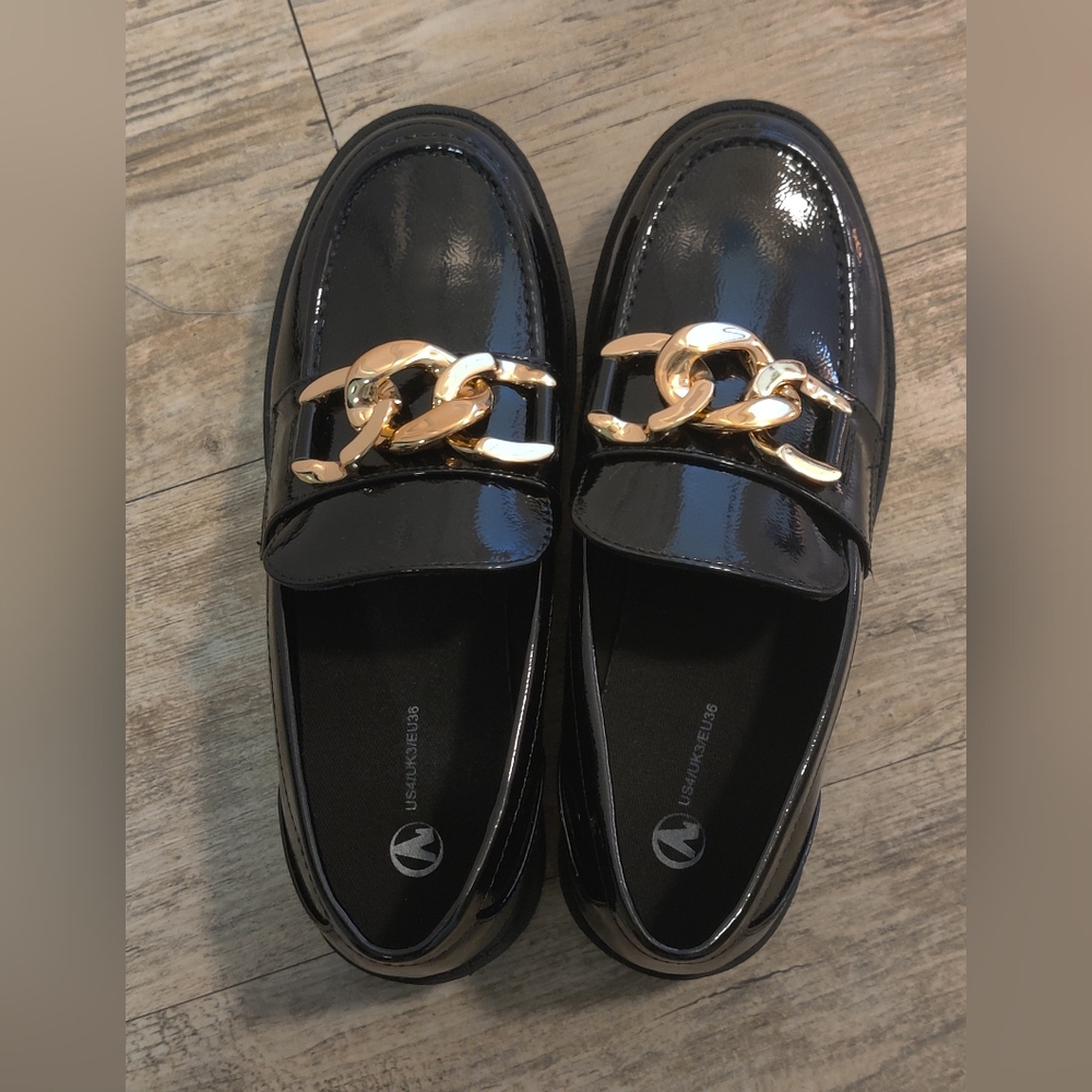 🆕 Girls Black Patent Chunky Loafers with Gold Chain Accent!